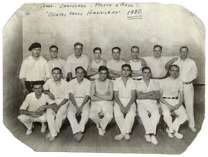 Participantes en el Campeonato de pelota vasca en el Centro Vasco Americano en Cherry Street (Nueva York), en 1930.