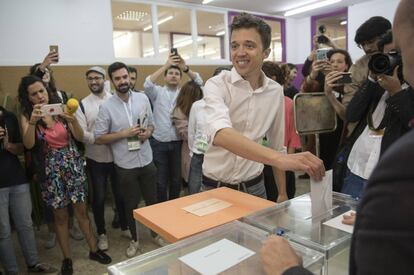 El candidato a la presidencia de la Comunidad de Madrid por Más Madrid, Íñigo Errejón, deposita su papeleta en el colegio Santa Teresa de Jesús, en Madrid.