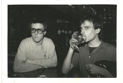 Rafa Balmaseda y Ángel Altolaguirre en el pub de San Sebastián El Huerto, donde sufrieron un atentado de ETA en 1980. / CORTESÍA SUBTERFUGE RECORDS 