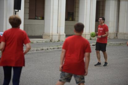 El pediatra Julio Álvarez Pitti, en la fiesta del fin curso de 'Marchando con mi pediatra', en el Hospital General de Valencia.