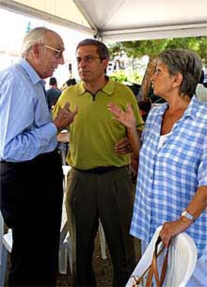 Josep Benet, a la izquierda, Joan Saura y Carme Laura Gil, en Prada.