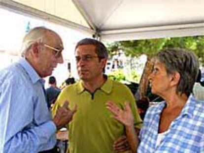 Josep Benet, a la izquierda, Joan Saura y Carme Laura Gil, en Prada.