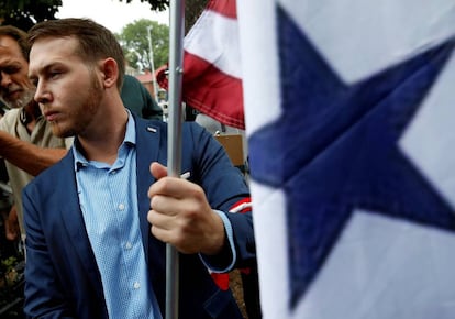 Supremacista branco leva a bandeira confederada em Charlottesville.