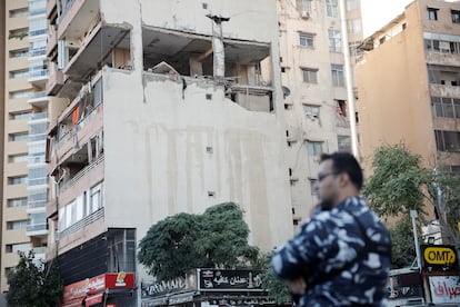 Personal de seguridad junto al edificio atacado por un bombardeo israelí en Beirut, este lunes. 