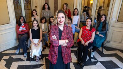 Elsa Arnaiz (en el centro), presidenta de la plataforma Talento para el Futuro, junto a algunas de las chicas que participan en el programa 'Mujeres al Frente', antes de uno de los talleres en la sede de la organización juvenil Osoigo, en Madrid.