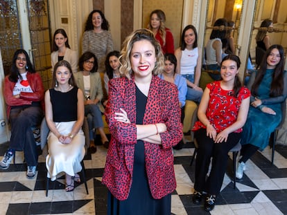 Elsa Arnaiz (en el centro), presidenta de la plataforma Talento para el Futuro, junto a algunas de las chicas que participan en el programa 'Mujeres al Frente', antes de uno de los talleres en la sede de la organización juvenil Osoigo, en Madrid.