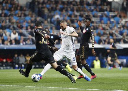 Benzema se marcha de tres jugadores del Nápoles. 