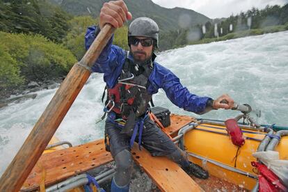 Los ros, lagos, ensenadas y fiordos han convertido la Patagonia chilena en un magnfico destino para los amantes de las emociones fuertes pasadas por agua. Cuentan con rpidos de primera en los embravecidos ros que atraviesan los Andes, como el Futaleuf (en la foto), que ofrece magnficas aguas bravas de clase IV y V.