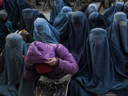 Mujeres afganas esperan pan gratis frente a una panadería en Kabul (Afganistán) el 24 de enero de 2022.