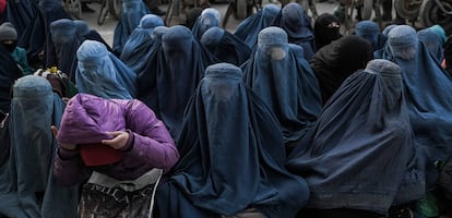 Mujeres afganas esperan pan gratis frente a una panadería en Kabul (Afganistán) el 24 de enero de 2022.