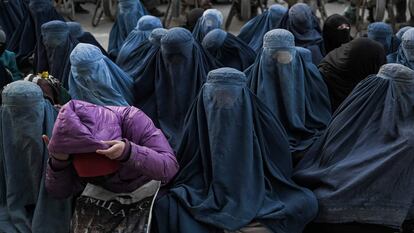 Mujeres afganas esperan pan gratis frente a una panadería en Kabul (Afganistán) el 24 de enero de 2022.