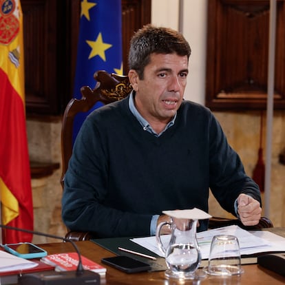 El presidente de la Generalitat, Carlos Mazón, y la consejera de Hacienda y portavoz del Consell, Ruth Merino, este martes durante el pleno del Consell celebrado en en Palau de la Generalitat.