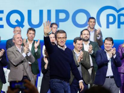 Alberto Núñez Feijóo (centro), en el acto de presentación de los candidatos autonómicos para las elecciones de mayo, el sábado en Zaragoza.