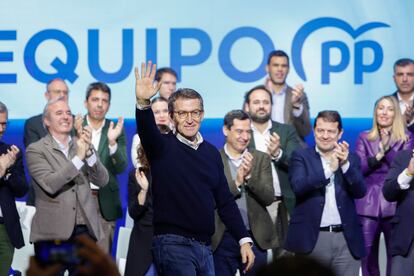 Alberto Núñez Feijóo (centro), en el acto de presentación de los candidatos autonómicos para las elecciones de mayo, el sábado en Zaragoza.