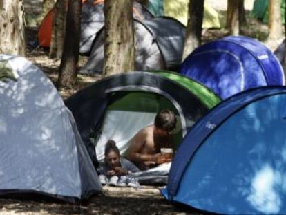 Campistas en el &aacute;rea de acampada libre de la isla de Ons que ser&aacute; privatizada.