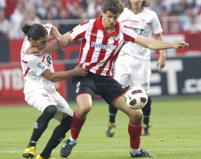 Llorente controla un balón tras una entrada de Cáceres en el partido de ida ante el Sevilla.
