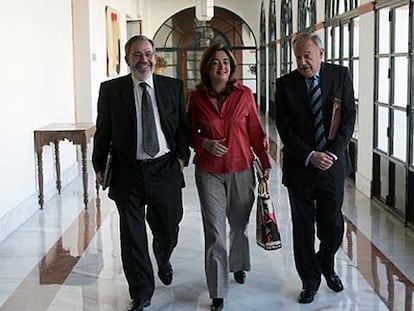 Mar Moreno, entre Ángel López (izquierda) y Juan Carlos Aguilar, ayer en el Parlamento.