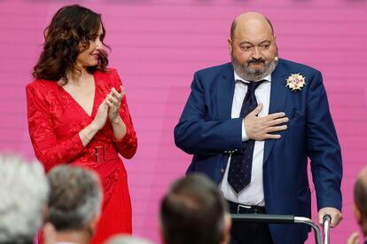 La presidenta de la comunidad de Madrid, Isabel Díaz Ayuso, entrega la distinción al periodista Constantino Mediavilla durante el acto institucional de imposición de las Grandes Cruces de la Orden del Dos de Mayo.
