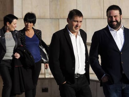 Arnaldo Otegi, junto a miembros de EH Bildu, a la salida del tanatorio donde despidió a Xabier Arzalluz.