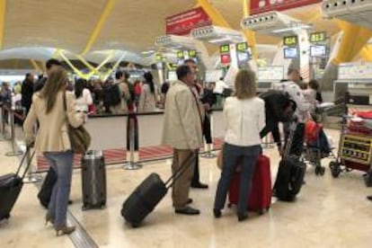 Pasajeros hacen cola en los mostradores de Iberia en el aeropuerto de Madrid-Barajas. EFE/Archivo