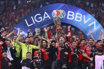 Los jugadores de Atlas celebran con el trofeo tras su triunfo.