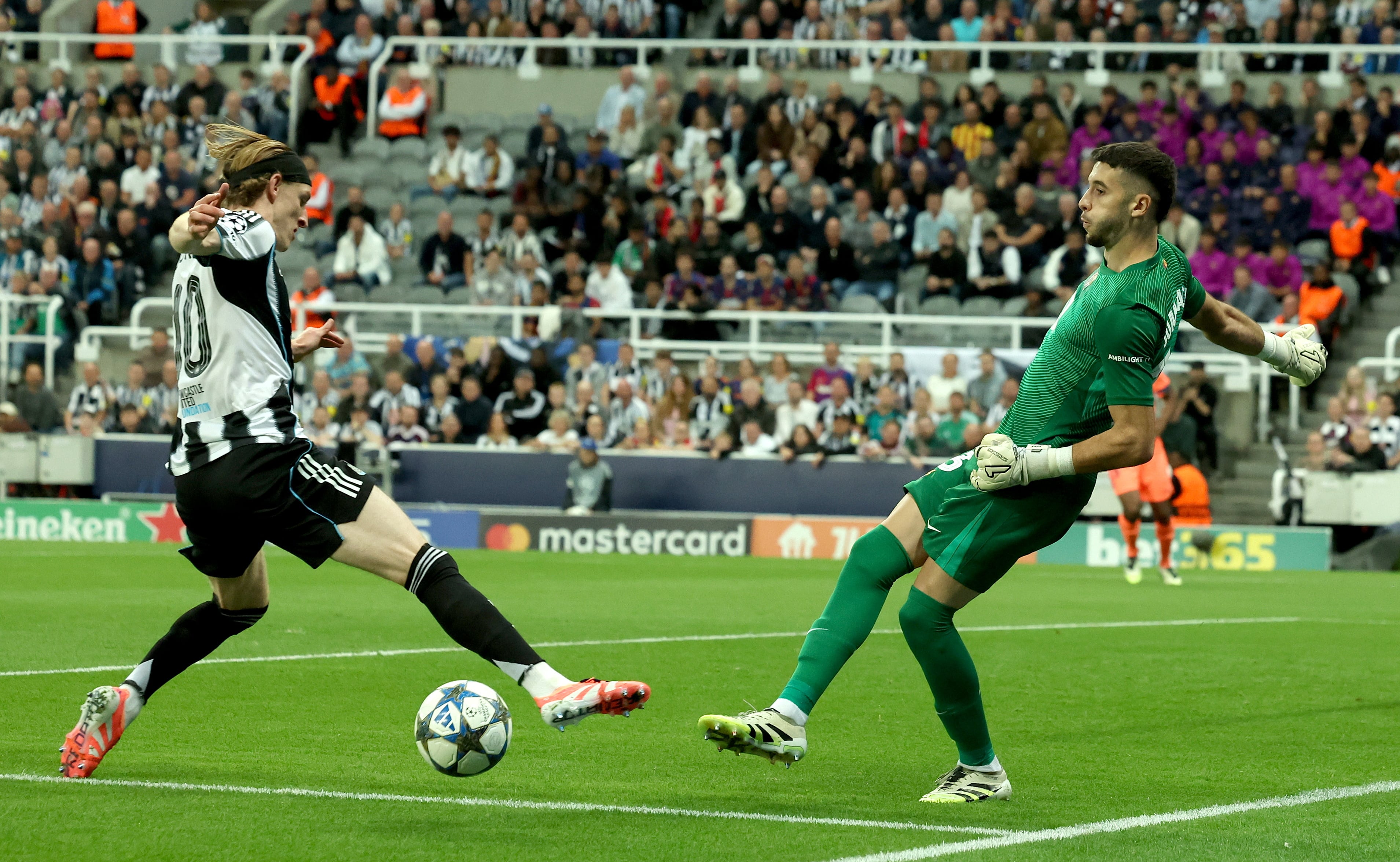 Gordon ante Joan Garcia, en el partido entre el Newcastle y el Barcelona en la Liga de Campeones.
