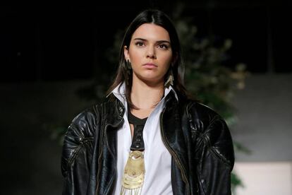 La modelo Kendall Jenner en un desfile.