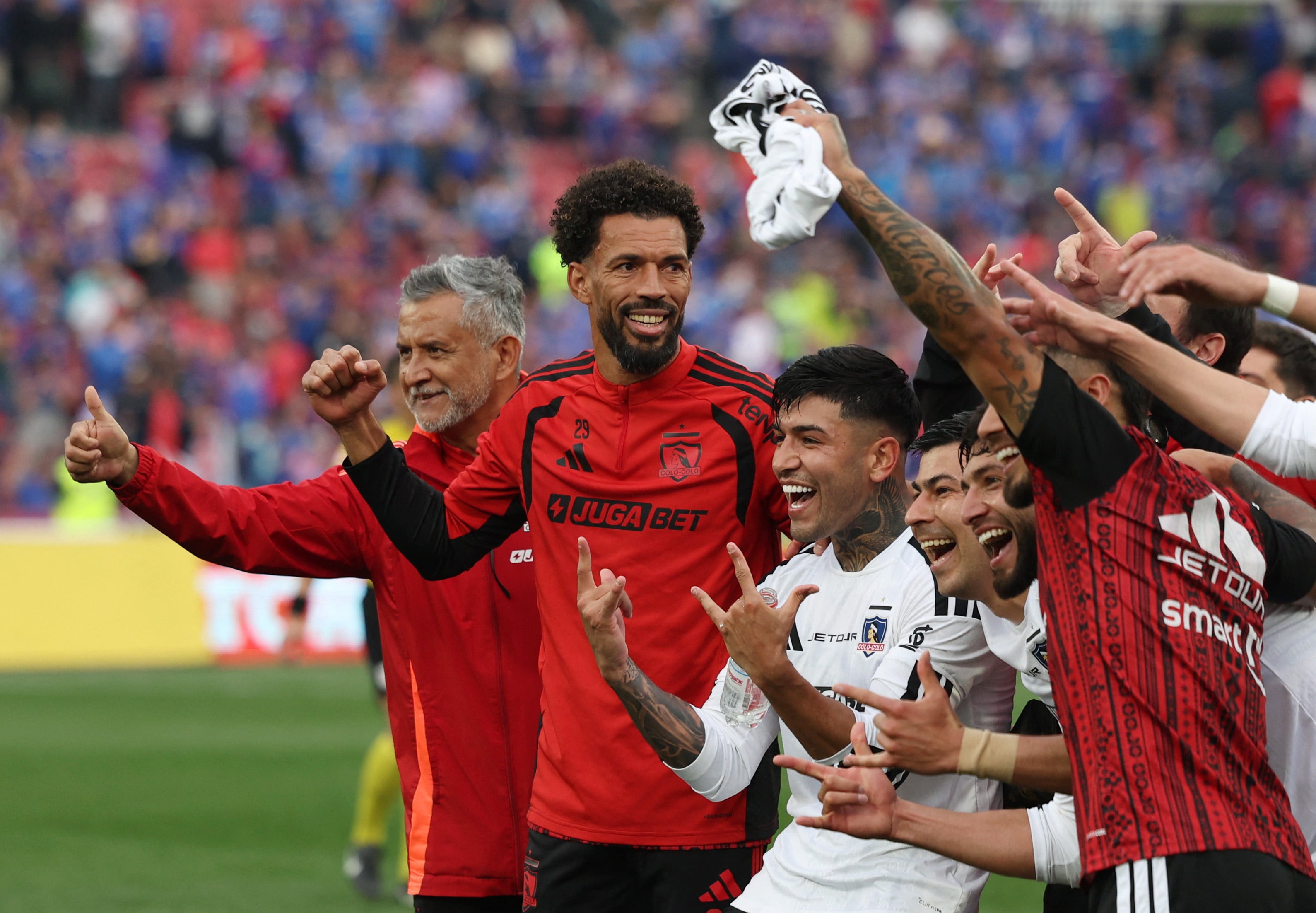 Colo Colo le gana a la Universidad de Chile y queda a un paso del título 35