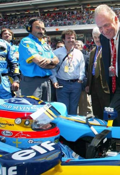 El rey Juan Carlos saluda a Fernando Alonso antes de empezar la carrerra de Montmelò.