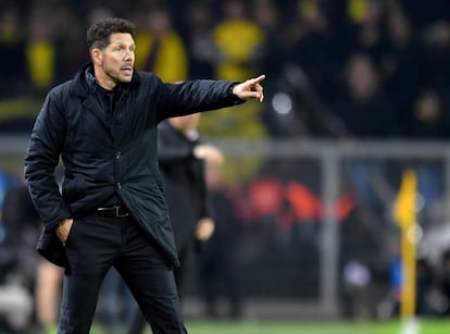 El entrenador Diego Simeone de Atlético de Madrid da instrucciones a los jugadores durante el partidoente el Borussia.