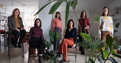 Les socies fundadores de l'estudi d'arquitectura: Carlota de Gispert, Marta Benedicto, Clara Vidal, Anna Llonch, Lucia Millet e Ivet Gasol.