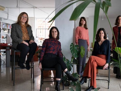 Les socies fundadores de l'estudi d'arquitectura: Carlota de Gispert, Marta Benedicto, Clara Vidal, Anna Llonch, Lucia Millet e Ivet Gasol.