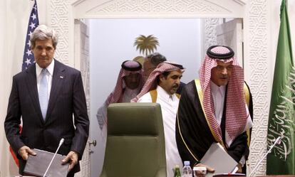 John Kerry, secretario de Estado de EE UU (izquierda), con su hom&oacute;logo saudi al-Faisal, este lunes.