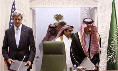 John Kerry, secretario de Estado de EE UU (izquierda), con su homólogo saudi al-Faisal, este lunes.