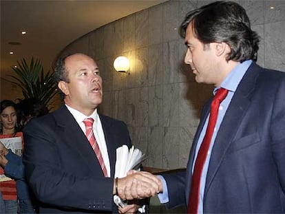 El portavoz de justicia del PP, Enrique López (derecha), y el ministro de Justicia, Juan Carlos Campo, en 2006, cuando ambos formaban parte del Consejo General del Poder Judicial.