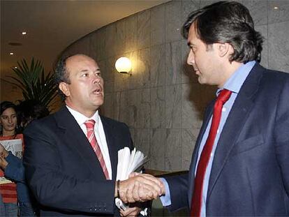 El portavoz del Consejo General del Poder Judicial, Enrique López (derecha), y el vocal Juan Carlos Campo se saludan tras la reunión.