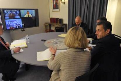 Sarkozy participa en una videoconferencia con Obama, Merkel y Cameron, anoche en París