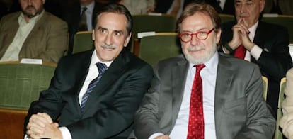 El ministro de Trabajo, Valeriano Gómez, junto al consejero delegado del Grupo Prisa, Juan Luis Cebrián