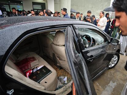 Interior del automóvil en que viajaba Shabaz Bati tras el atentado que le costó la vida.