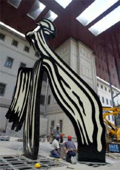 La impresionante escultura <i>Brushtroke,</i> realizada por Lichtenstein en 1996, colocada en la nueva plaza.