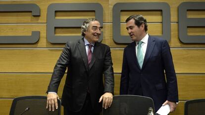 El presidente saliente de CEOE, Juan Rosell (izquierda) y el nuevo líder patronal, Antonio Garamendi.