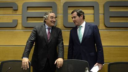 El presidente saliente de CEOE, Juan Rosell (izquierda) y el nuevo líder patronal, Antonio Garamendi.