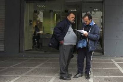 Dos hombres salen de una oficina de desempleo en Atenas, Grecia. EFE/Archivo