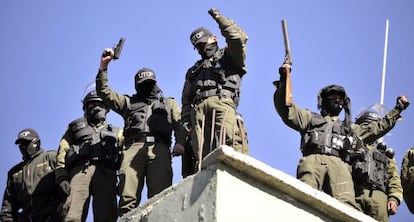 Agentes armados, en un cuartel de La Paz.