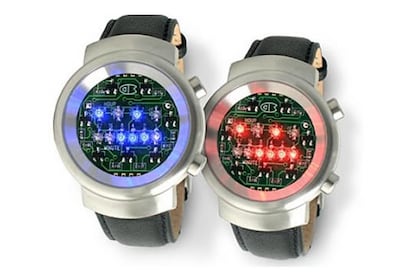 Este reloj es recomendable en la muñeca de un informático que se precie. Este reloj da la la hora en plan binario. Tiene 10 luces rojas que indican los números de la secuencia binaria (1, 2, 4, 8, 16, 32); aparte, hay dos filas de luces, las de  arriba indican la horas y las de abajo los minutos.