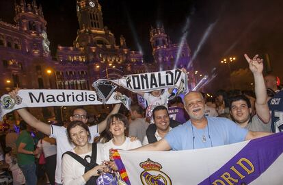 Aficionados celebran el título de Liga de su equipo.