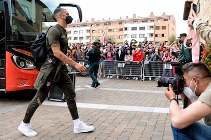 El defensa Mario Hermoso pasa delante de los aficionados tras la llegada del autobús del Atlético de Madrid este viernes a Valladolid, donde este sábado disputa el último partido de liga en el que se pueden proclamar campeones.