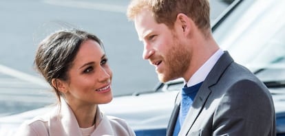 Meghan Markle e o príncipe Harry da Inglaterra durante uma visita à Irlanda do Norte