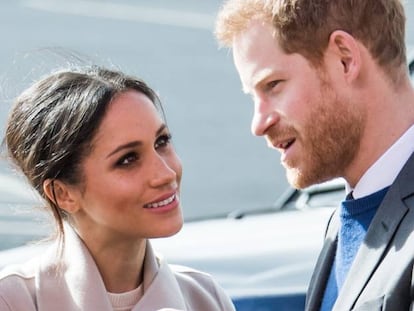 Meghan Markle e o príncipe Harry da Inglaterra durante uma visita à Irlanda do Norte