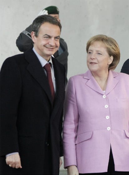 José Luis Rodríguez Zapatero, a su llegada la reunión de hoy en Berlín, junto a la canciller alemana Angela Merkel